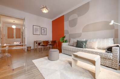 Bright living room with bold wall art – 2-room apartment for short-term rental, temporary housing for 1 to 6 months in Vienna