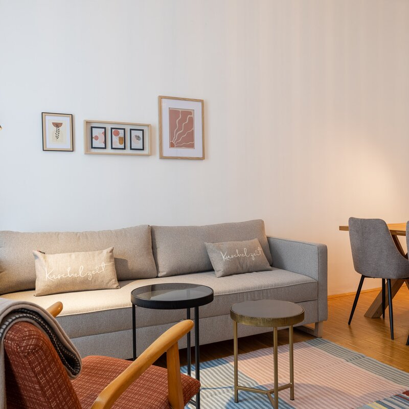 Heller Wohnbereich mit Sofa & Esstisch – 2-Zimmer Apartment zur Kurzzeitmiete, Wohnen auf Zeit 1 bis 6 Monate, Wien