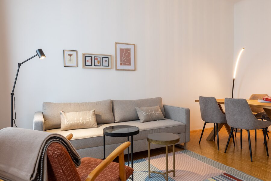 Heller Wohnbereich mit Sofa & Esstisch – 2-Zimmer Apartment zur Kurzzeitmiete, Wohnen auf Zeit 1 bis 6 Monate, Wien