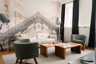 Stilvolles Wohnzimmer mit Designermöbeln – 2-Zimmer Apartment zur Kurzzeitmiete, Wohnen auf Zeit für 1 bis 6 Monate in Wien