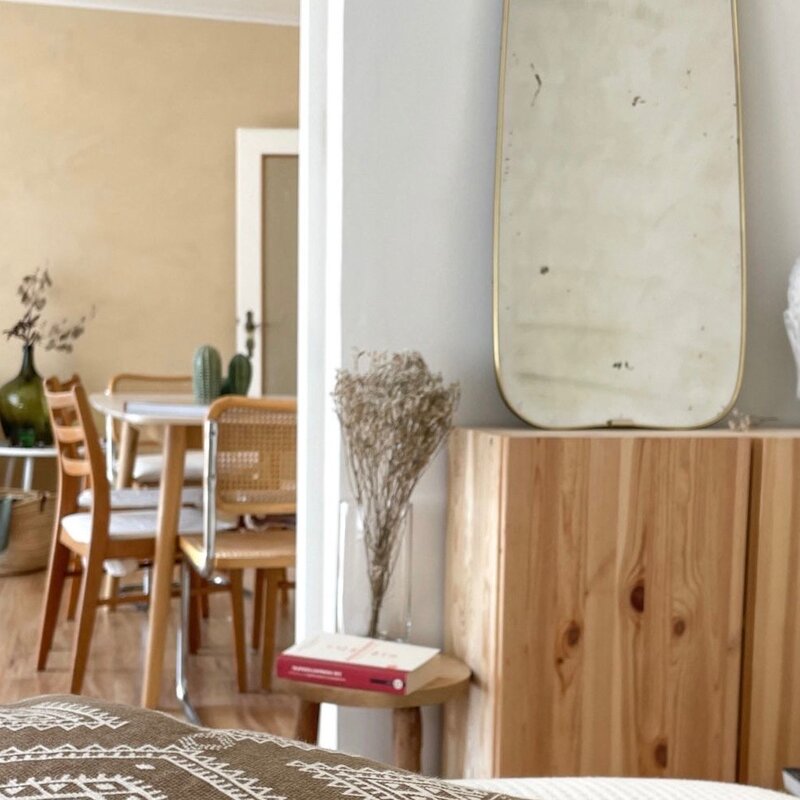 Helles Boho-Wohnzimmer mit Holzmöbeln & Naturdekor – 3-Zimmer Apartment zur Kurzzeitmiete, Wohnen auf Zeit 1 bis 6 Monate, Wien