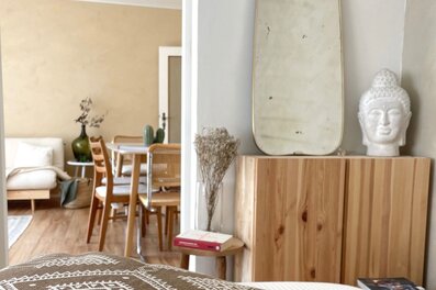 Helles Boho-Wohnzimmer mit Holzmöbeln & Naturdekor – 3-Zimmer Apartment zur Kurzzeitmiete, Wohnen auf Zeit 1 bis 6 Monate, Wien