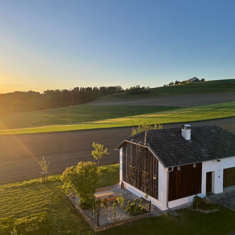 Detached house at sunset – short-term rental & temporary housing for 1 to 6 months in Pregarten