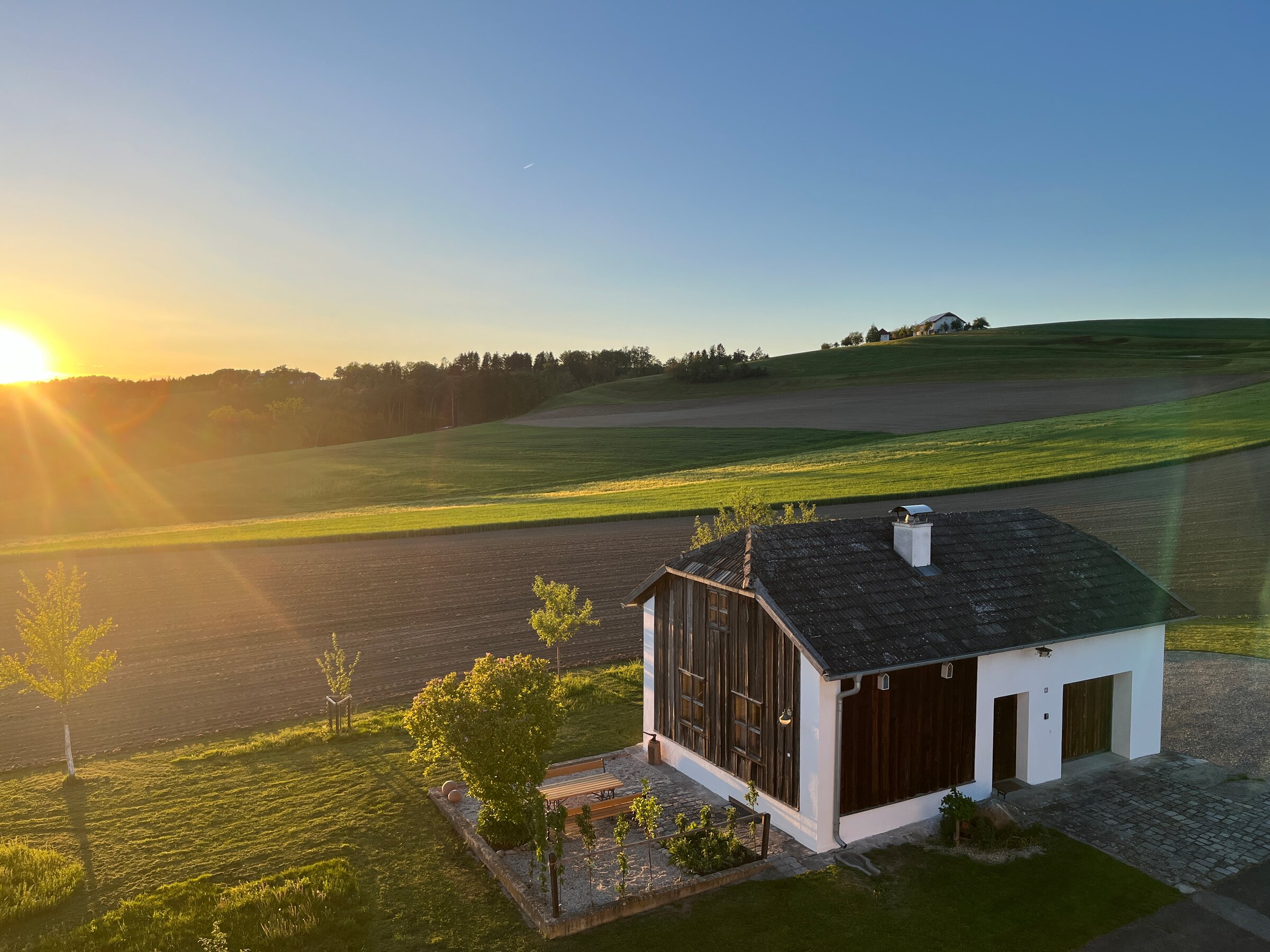 Detached house at sunset – short-term rental & temporary housing for 1 to 6 months in Pregarten