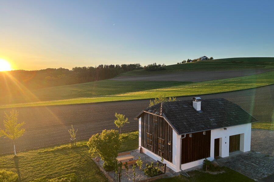 Detached house at sunset – short-term rental & temporary housing for 1 to 6 months in Pregarten