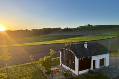 Detached house at sunset – short-term rental & temporary housing for 1 to 6 months in Pregarten