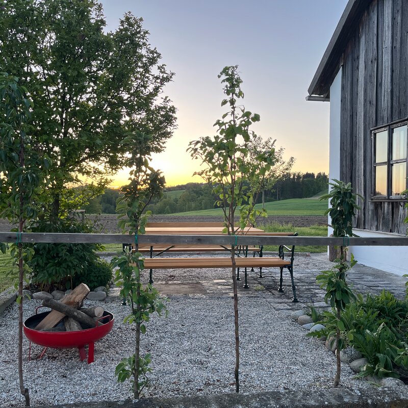 eigener Garten mit Griller und Sitzmöglichkeit