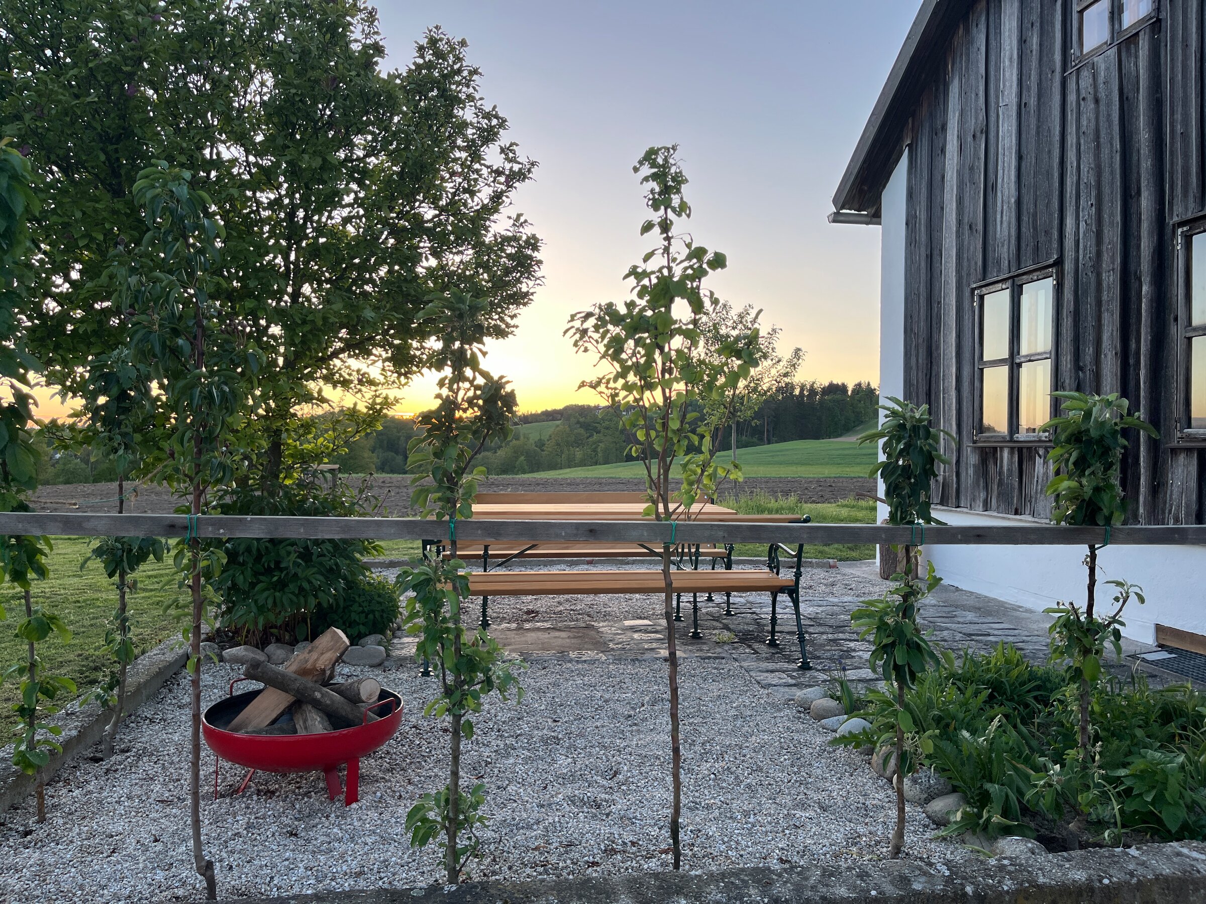 eigener Garten mit Griller und Sitzmöglichkeit