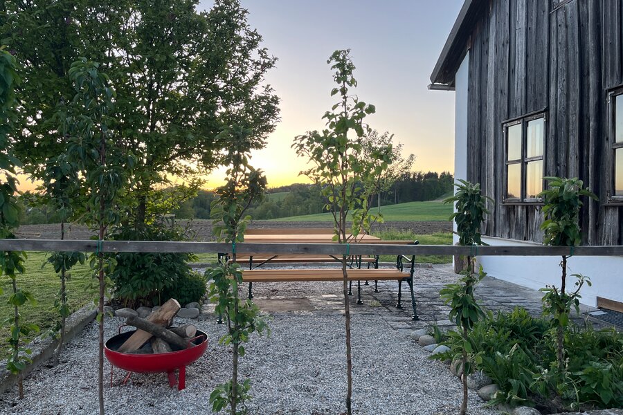 eigener Garten mit Griller und Sitzmöglichkeit