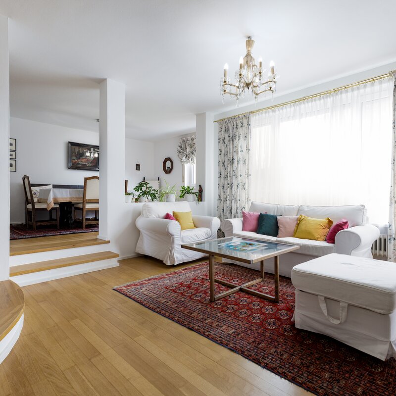 Sunlit living room with elegant decor – 4-room semi-detached house, short-term rental & temporary housing for 1 to 6 months in Salzburg