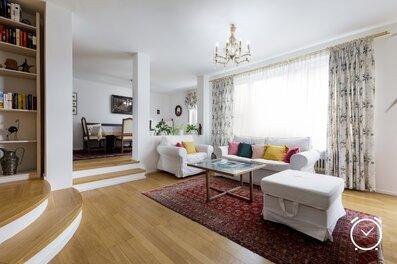 Sunlit living room with elegant decor – 4-room semi-detached house, short-term rental & temporary housing for 1 to 6 months in Salzburg