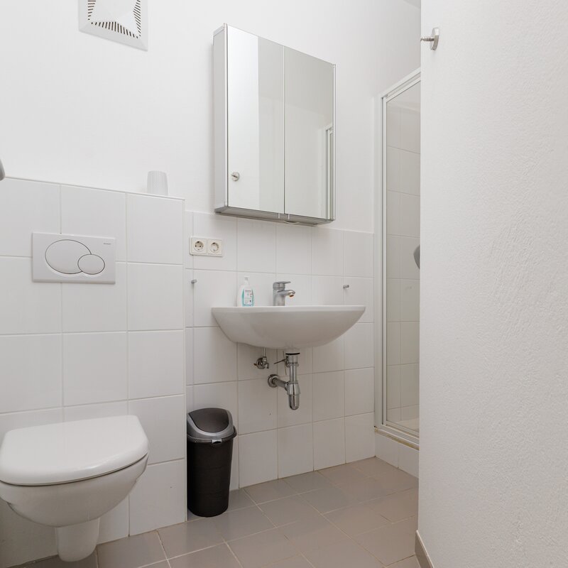 Bad 2 mit WC und Dusche 