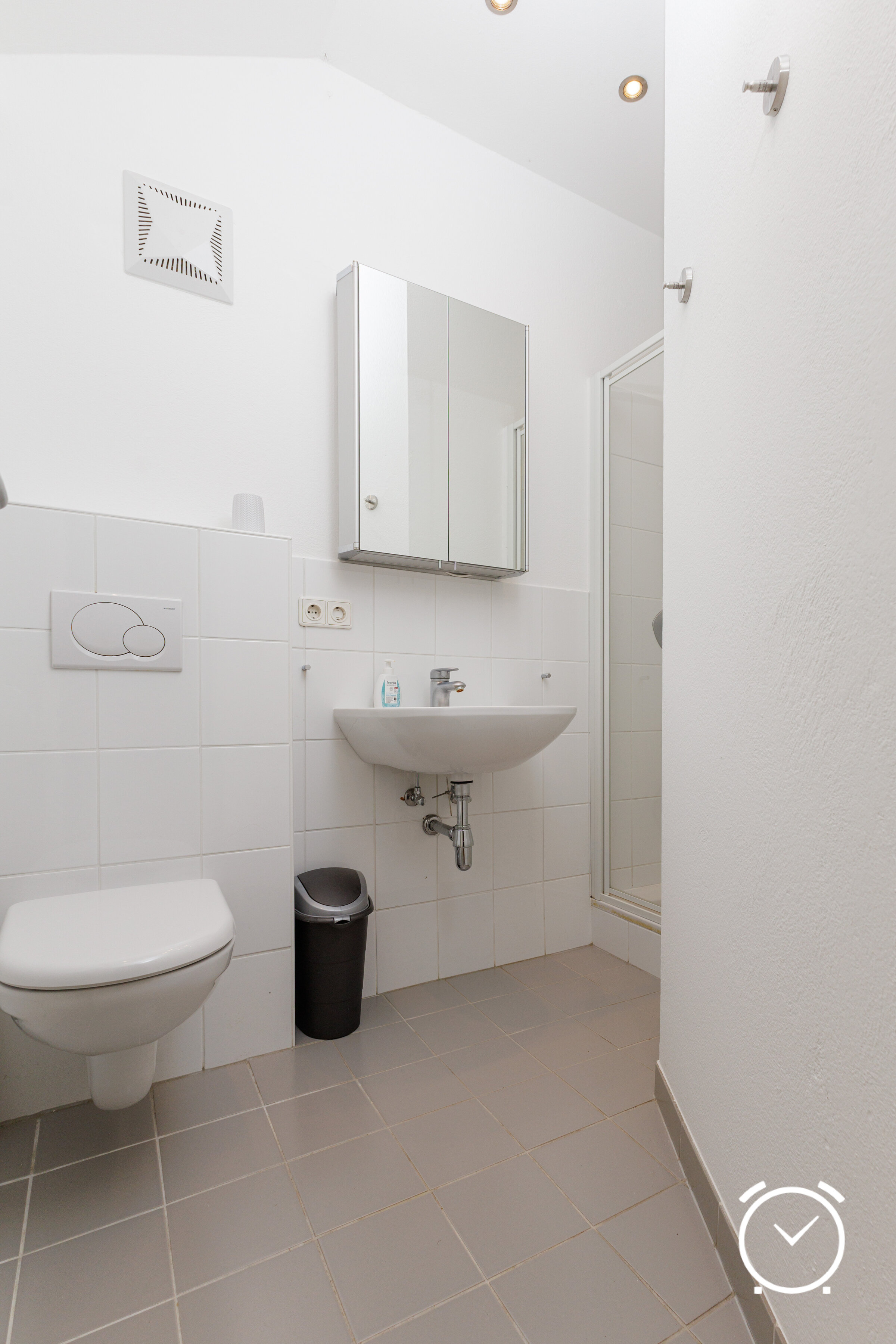 Bad 2 mit WC und Dusche 