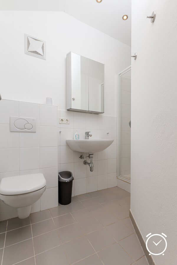 Bad 2 mit WC und Dusche 