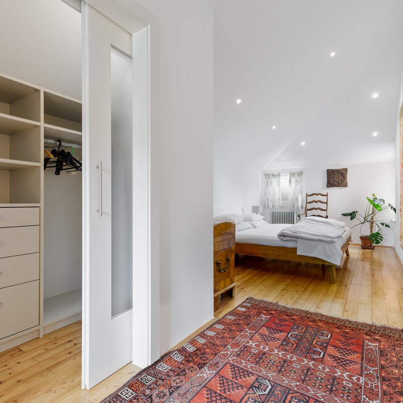 Schlafzimmer 1 mit Doppelbett und  Schrankraum