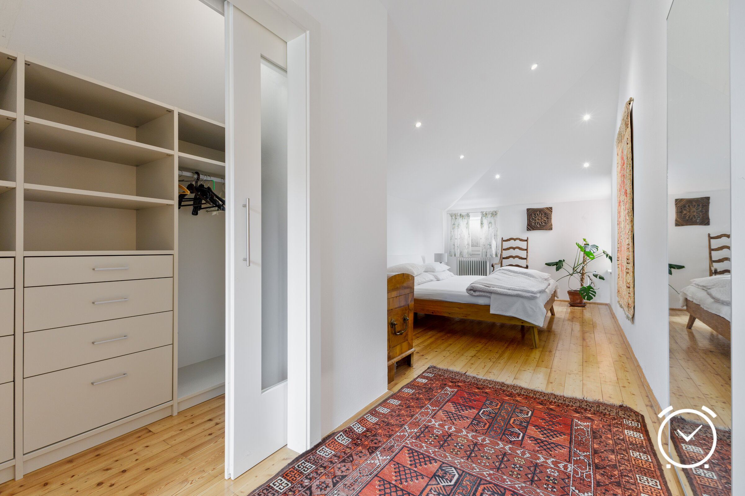 Schlafzimmer 1 mit Doppelbett und  Schrankraum