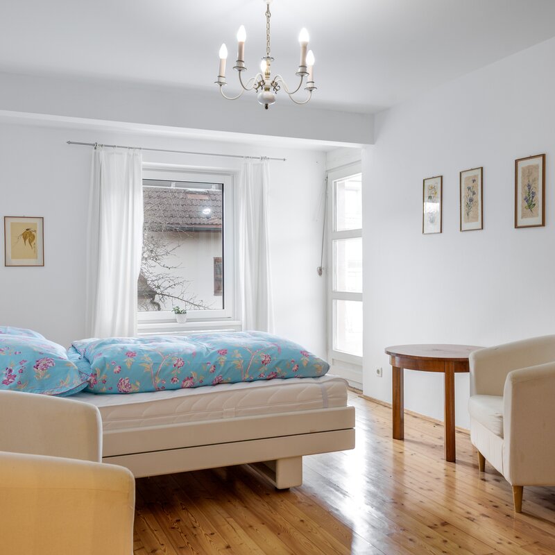 Schlafzimmer 2 mit Doppelbett und Balkonzugang