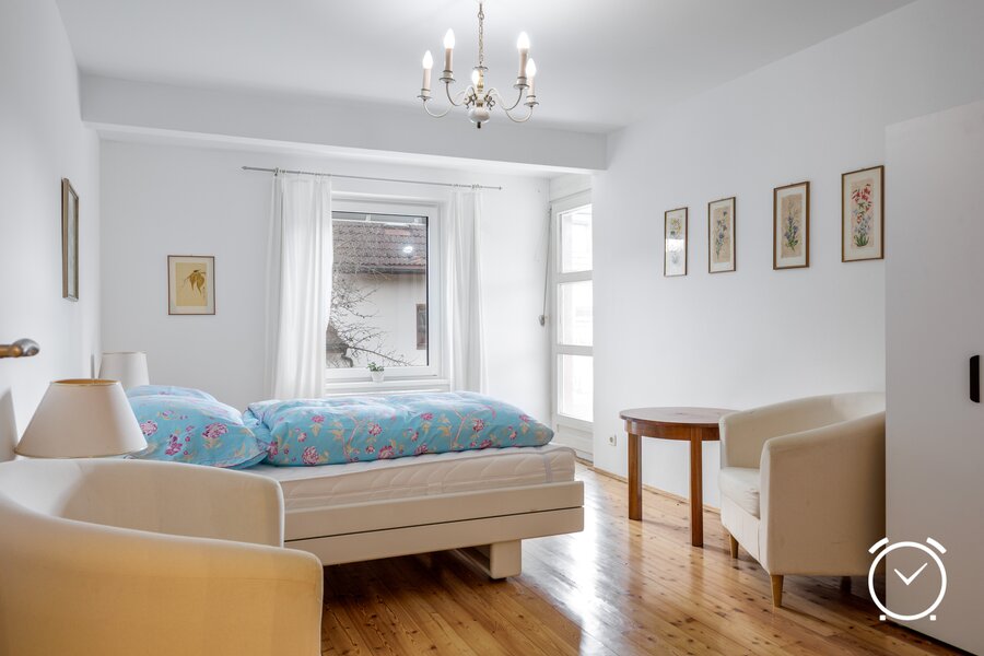 Schlafzimmer 2 mit Doppelbett und Balkonzugang