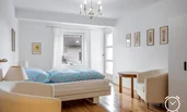 Schlafzimmer 2 mit Doppelbett und Balkonzugang