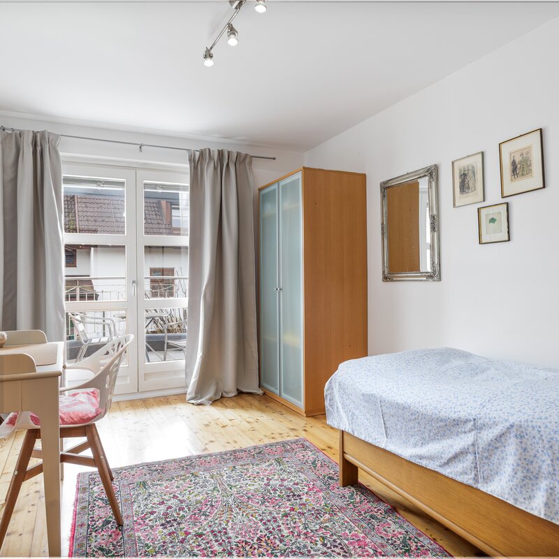 Einbettzimmer mit Balkonzugang