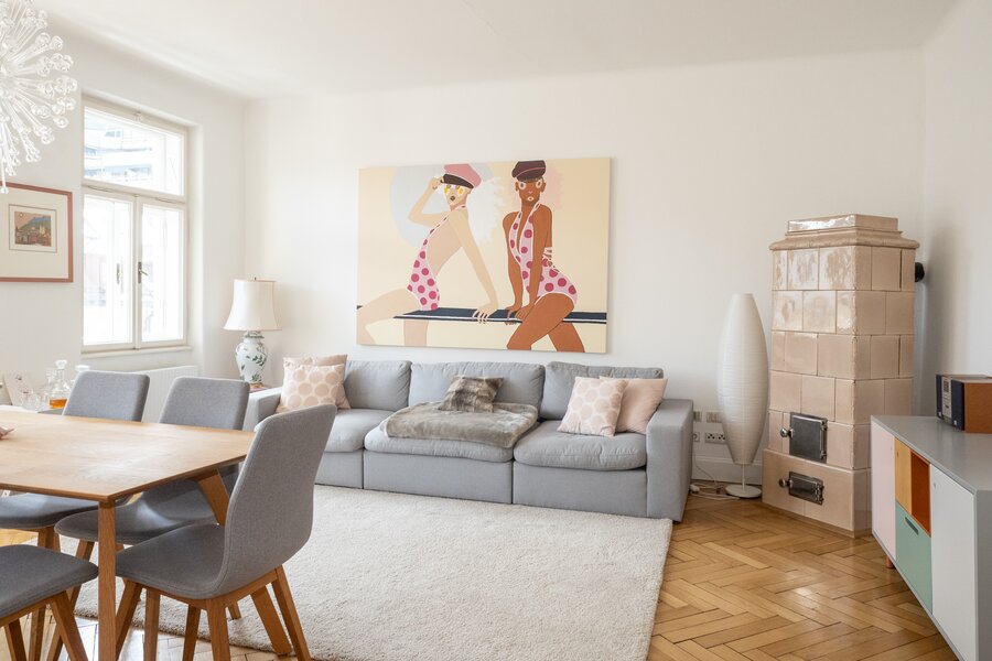 Helles Wohnzimmer mit Altbaucharme – 3-Zimmer Wohnung zur Kurzzeitmiete, Wohnen auf Zeit für 1 bis 6 Monate in Salzburg