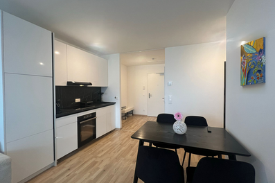 Helle Küche & Essbereich – 2-Zimmer Wohnung, Wohnen auf Zeit, Kurzzeitmiete Wien für 1 bis 6 Monate