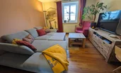 Wohnzimmer, Flatscreen, PS4, Internetradio und 2 Westerngitarren