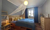 Schlafzimmer mit 1 großen und kleinen Kleiderschrank sowie 2 Komoden Stauraum