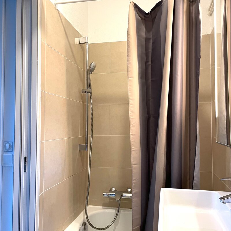 Dusche mit Duschvorhang und kleiner Badewanne | © Winter