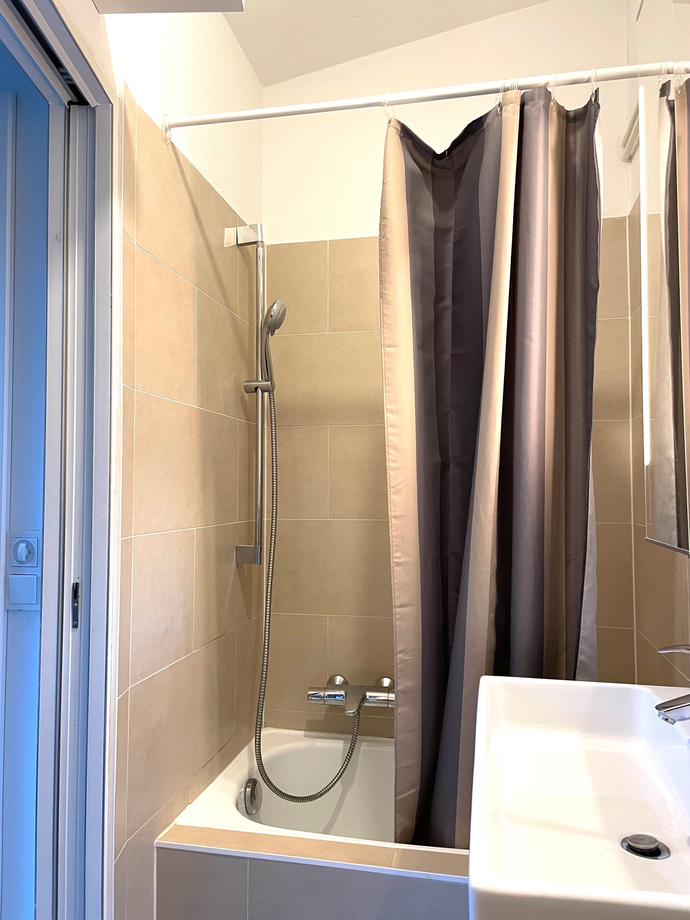 Dusche mit Duschvorhang und kleiner Badewanne | © Winter