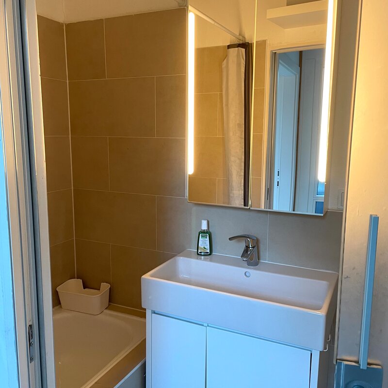 Dusche/Waschbecken/Spiegelschrank/Kleine Badewanne | © Winter