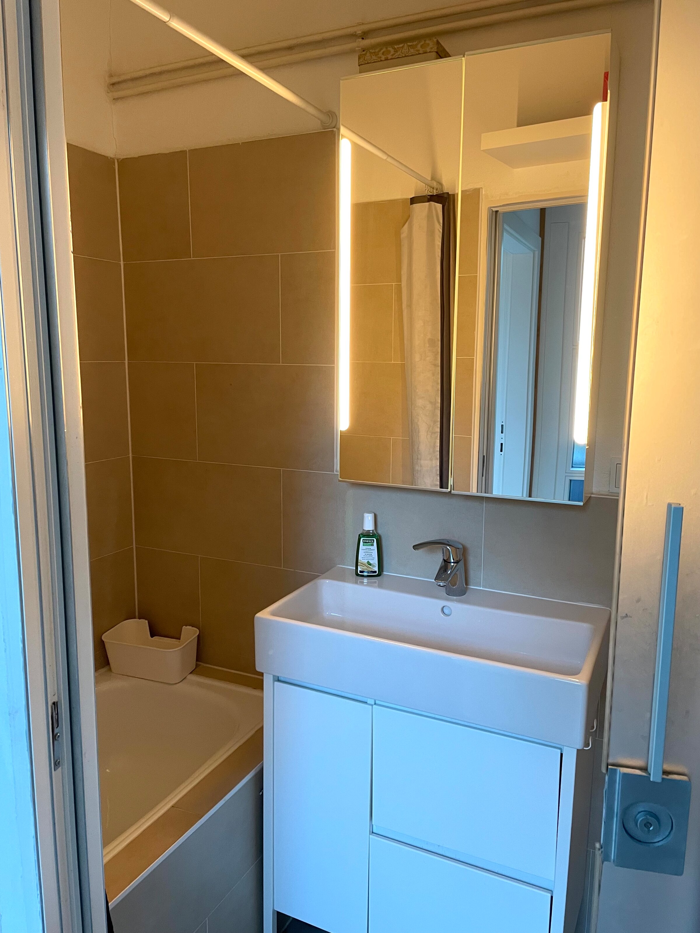 Dusche/Waschbecken/Spiegelschrank/Kleine Badewanne | © Winter