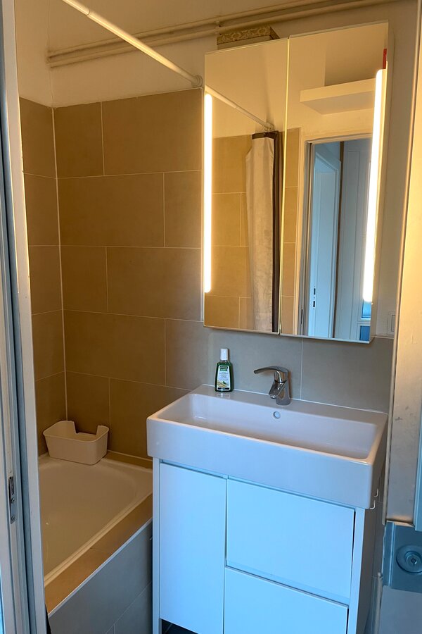 Dusche/Waschbecken/Spiegelschrank/Kleine Badewanne | © Winter