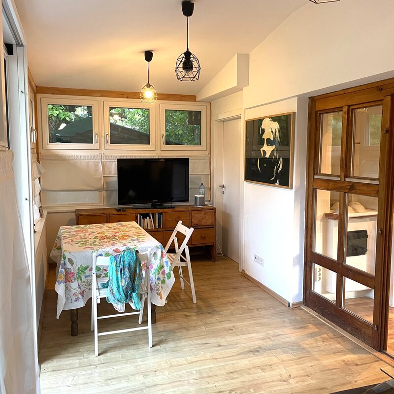 Esstisch, Sideboard, Kachelofen | © Winter