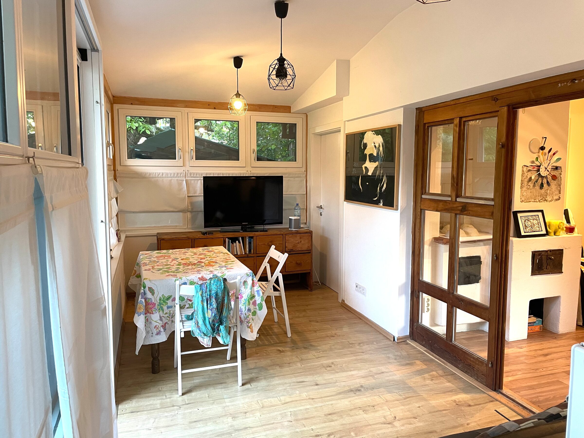 Esstisch, Sideboard, Kachelofen | © Winter