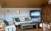 Wohnbereich Couch und TV