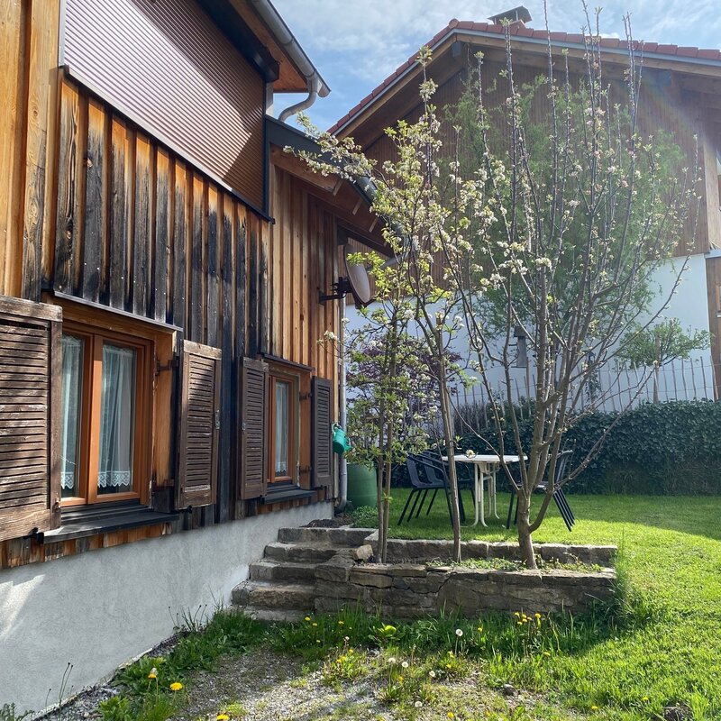 Hausansicht aussen mit Garten