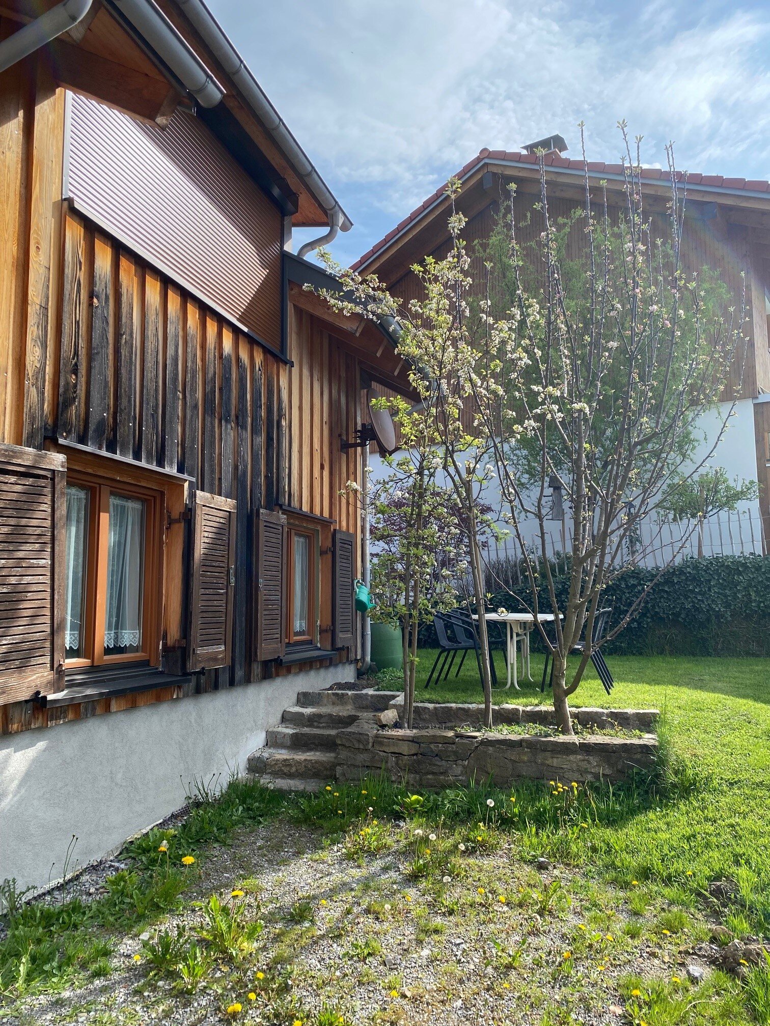 Hausansicht aussen mit Garten