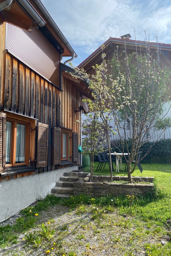 Hausansicht aussen mit Garten