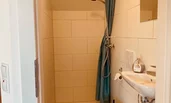 kleine Bad mit WC und Dusche