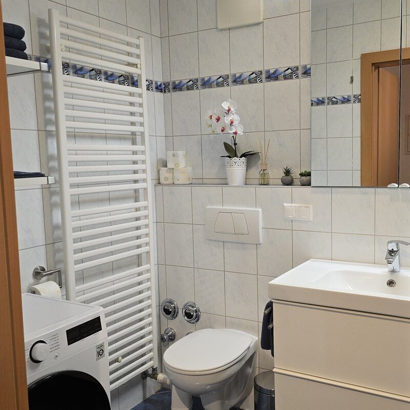 Badezimmer mit Waschtrockner