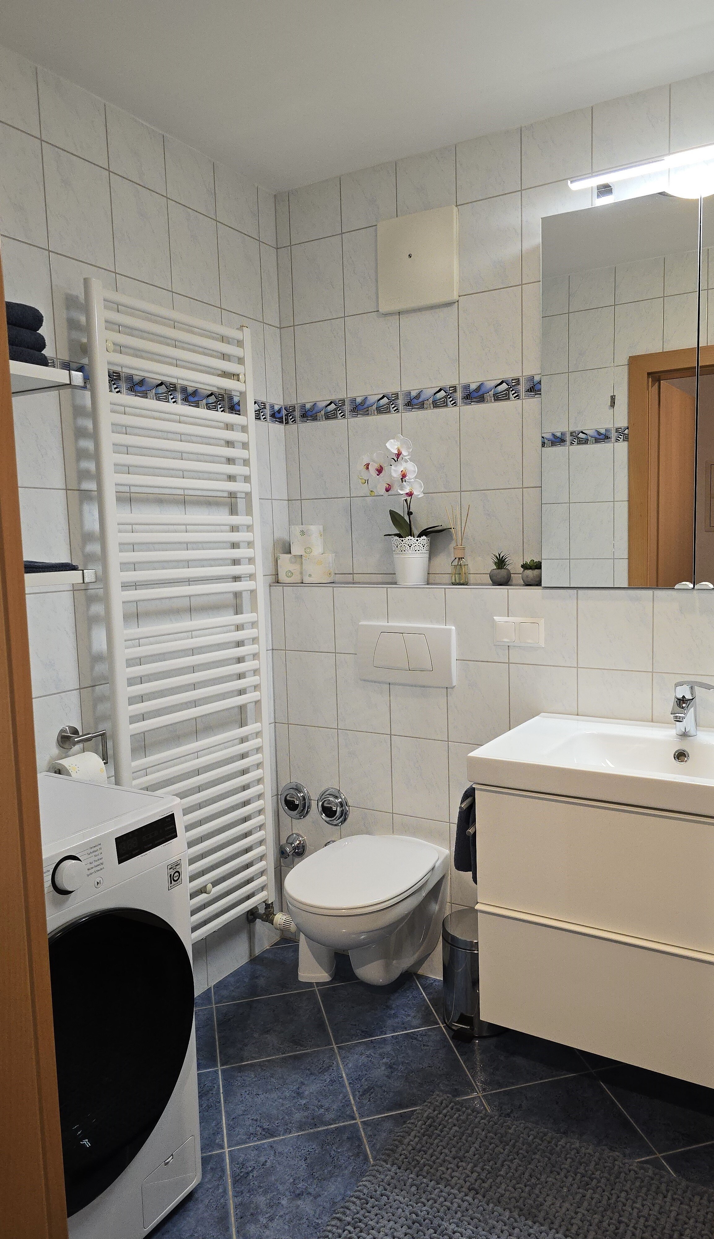 Badezimmer mit Waschtrockner