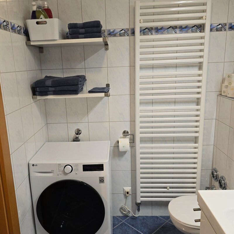 Badezimmer mit Waschtrockner