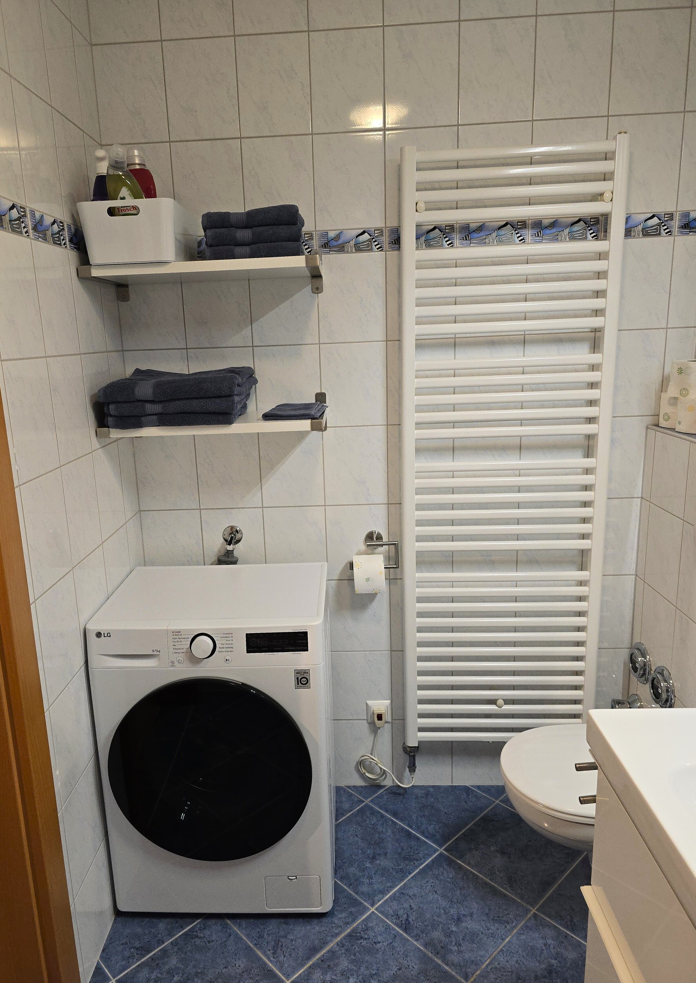 Badezimmer mit Waschtrockner