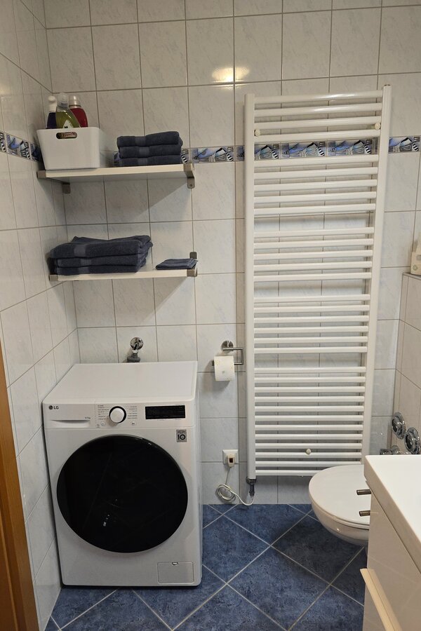 Badezimmer mit Waschtrockner
