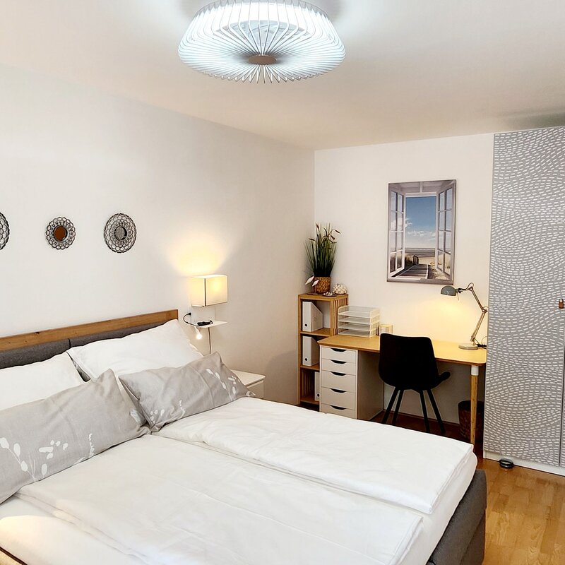 Schlafzimmer mit Arbeitsplatz