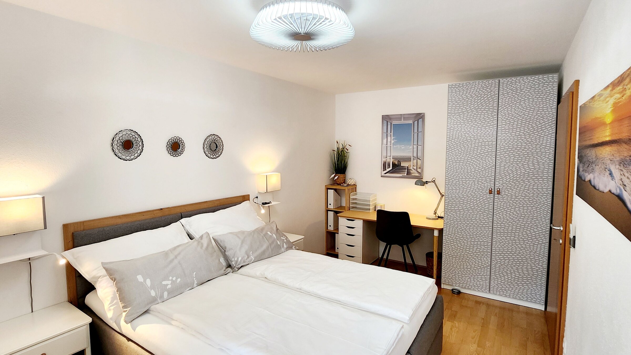 Schlafzimmer mit Arbeitsplatz