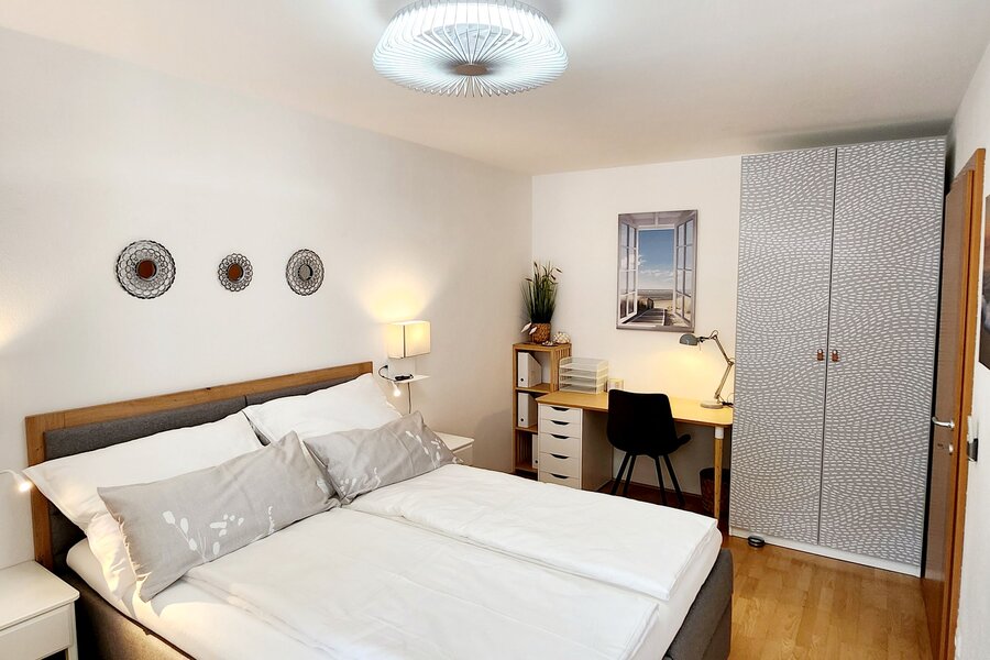 Schlafzimmer mit Arbeitsplatz