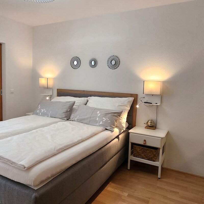 Schlafzimmer mit Blick zum Schrankraum