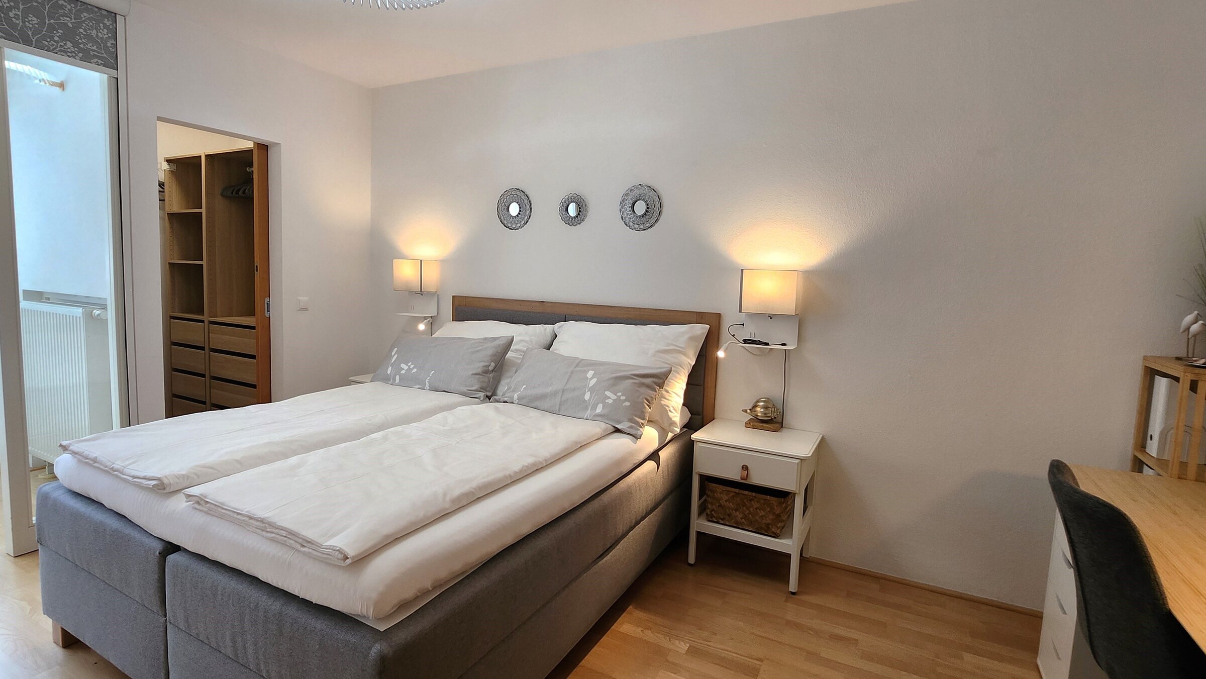 Schlafzimmer mit Blick zum Schrankraum